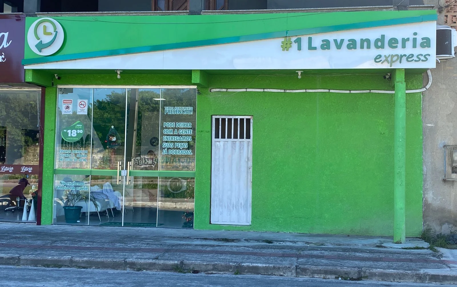 Fachada recortada da #1 Lavanderia Express Cambolo