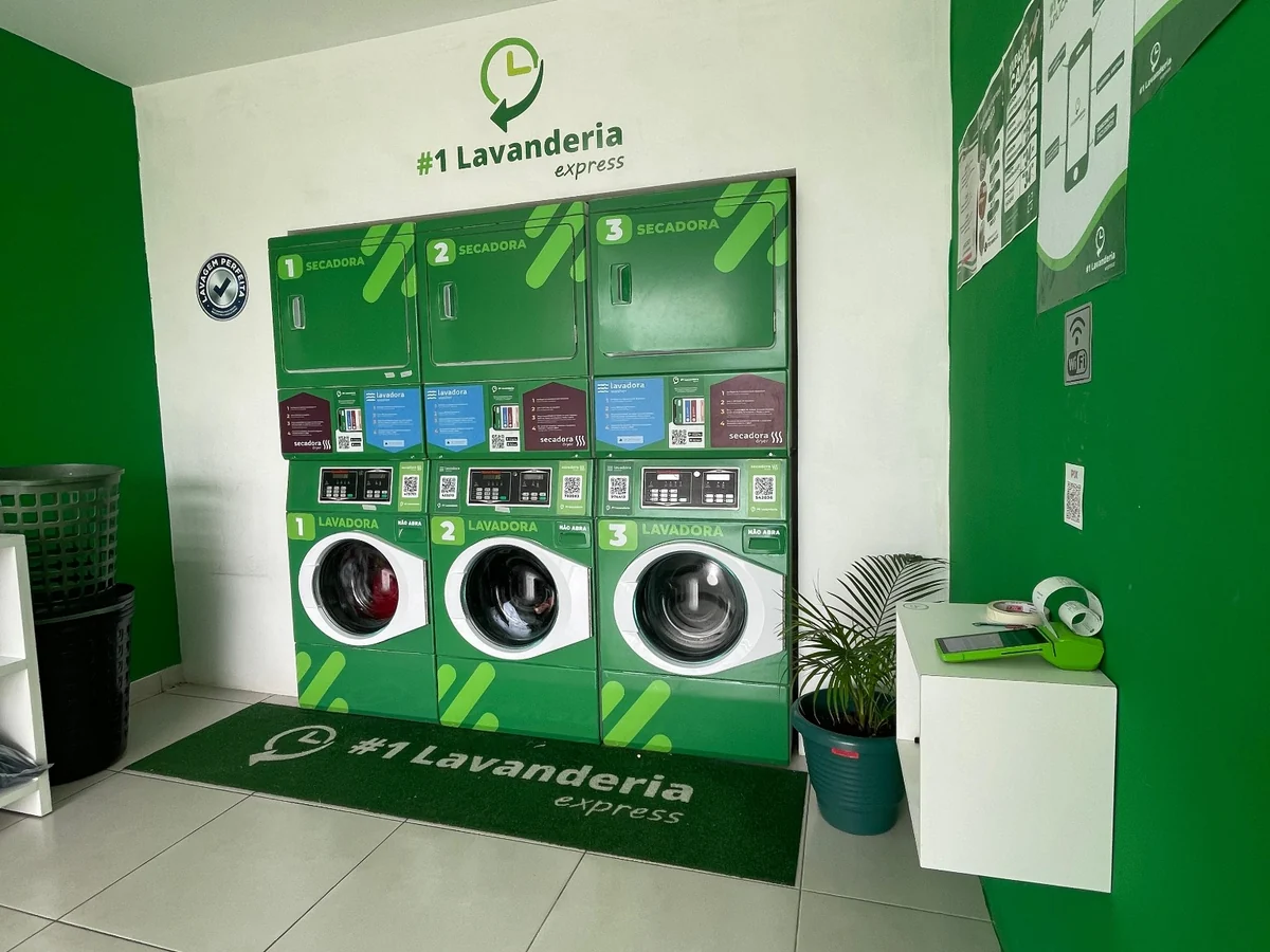 Lavadora profissional com roupas na #1 Lavanderia Express Cambolo
